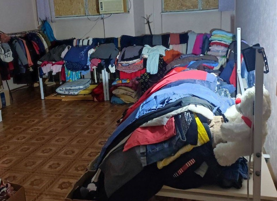 Куточок безкоштовного одягу для ВПО. Фото: Центр допомоги херсонцям “Вільні разом” у м. Миколаєві