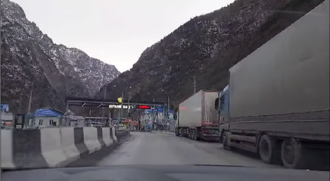 КПП “Верхній Ларс”, виїзд з Росії.Скриншот відео YouTube