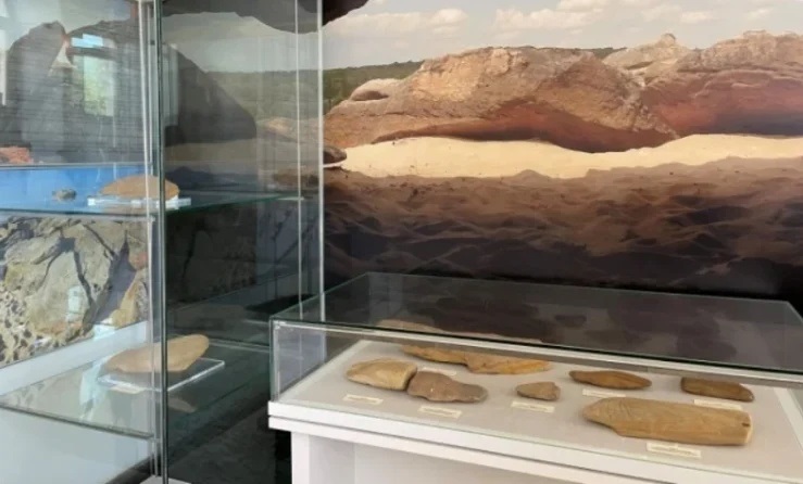 Перша виставка з вкраденими артефактами. Фото джерел окупантів