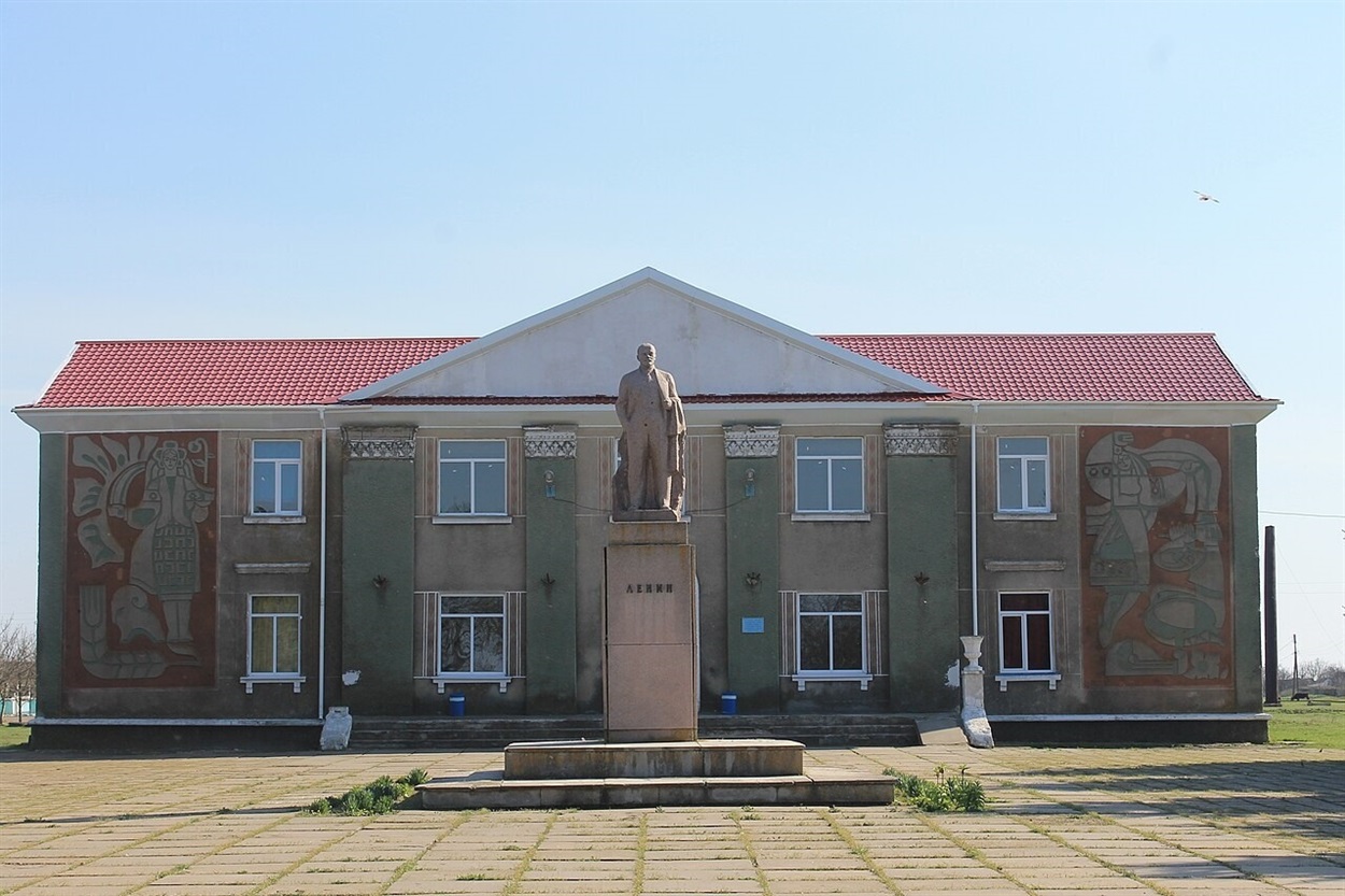 Свою радянську назву населений пункт Владіміро-Ільїнка отримав з нагоди 50-річчя Владіміра Лєніна