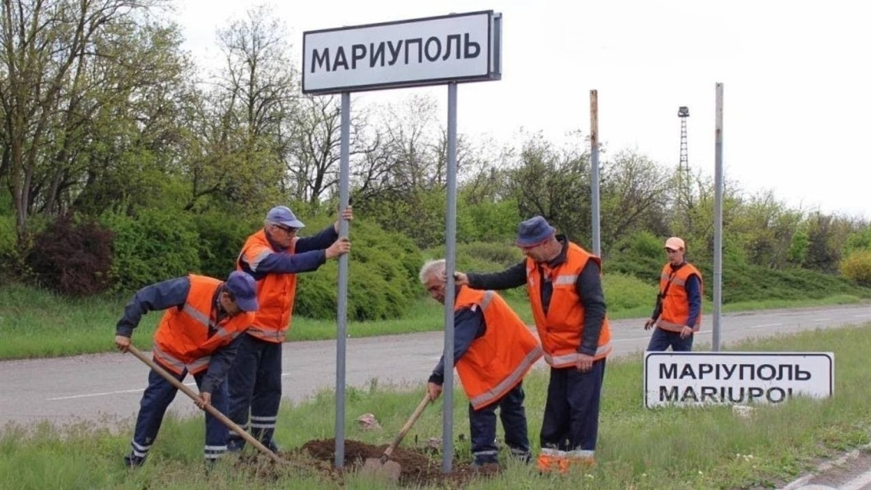 Як один з прикладів лінгвоциду Тарас Кремінь навів світлину, на якій так звані комунальні служби в Маріуполі змінюють дороговкази українською мовою на російські. Це фото облетіло соцмережі. Фото: Telegram/mariupolrada