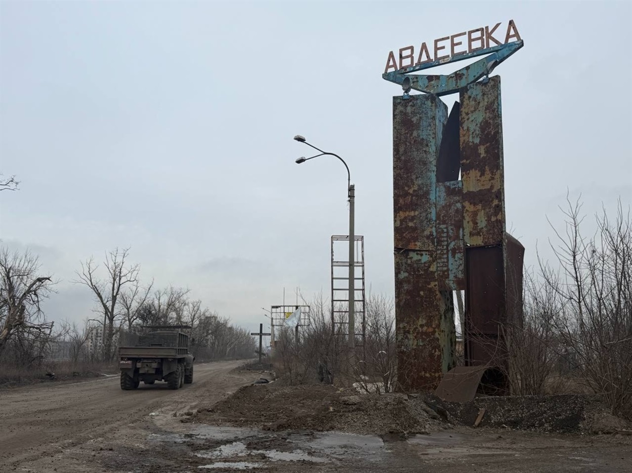 Стела при в'їзді до Авдіївки