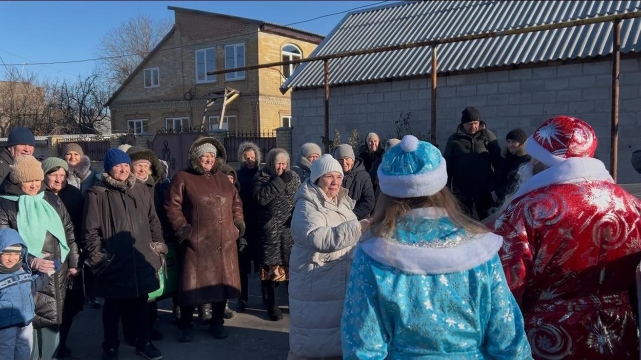 Російські аніматори приїхали до мешканців приватного сектору в Авдіївці на Новий рік