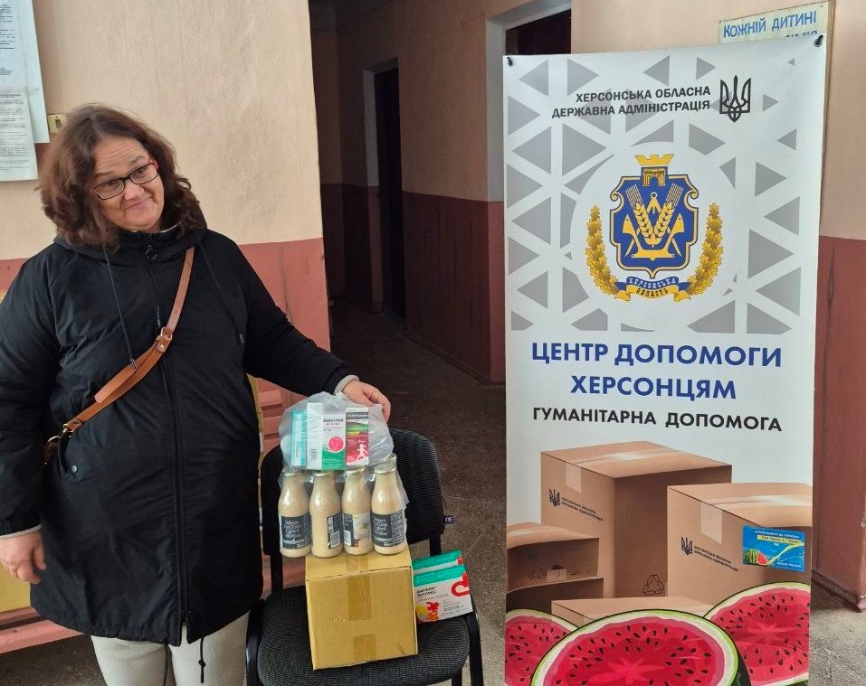Видача гуманітарної допомоги ВПО з Херсонської області. Фото: Telegram Херсонська ОДА