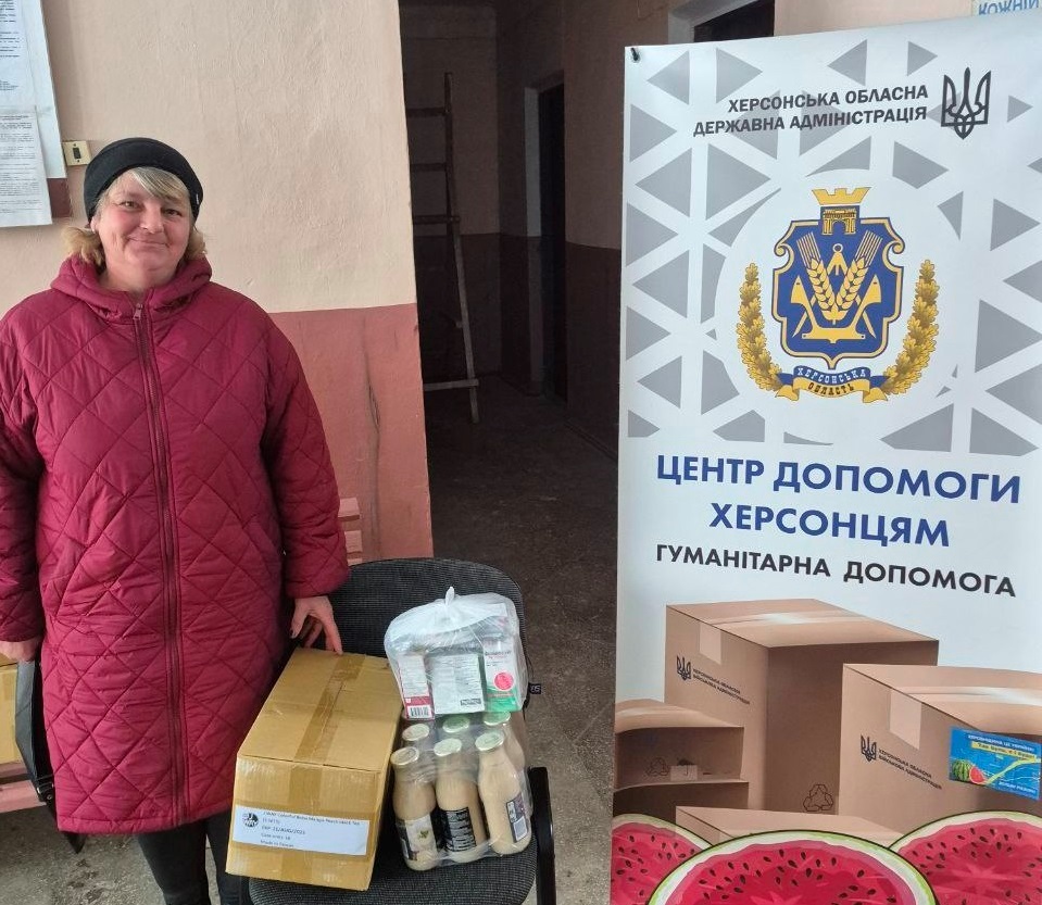 Видача гуманітарної допомоги ВПО з Херсонської області. Фото: Telegram Херсонська ОДА