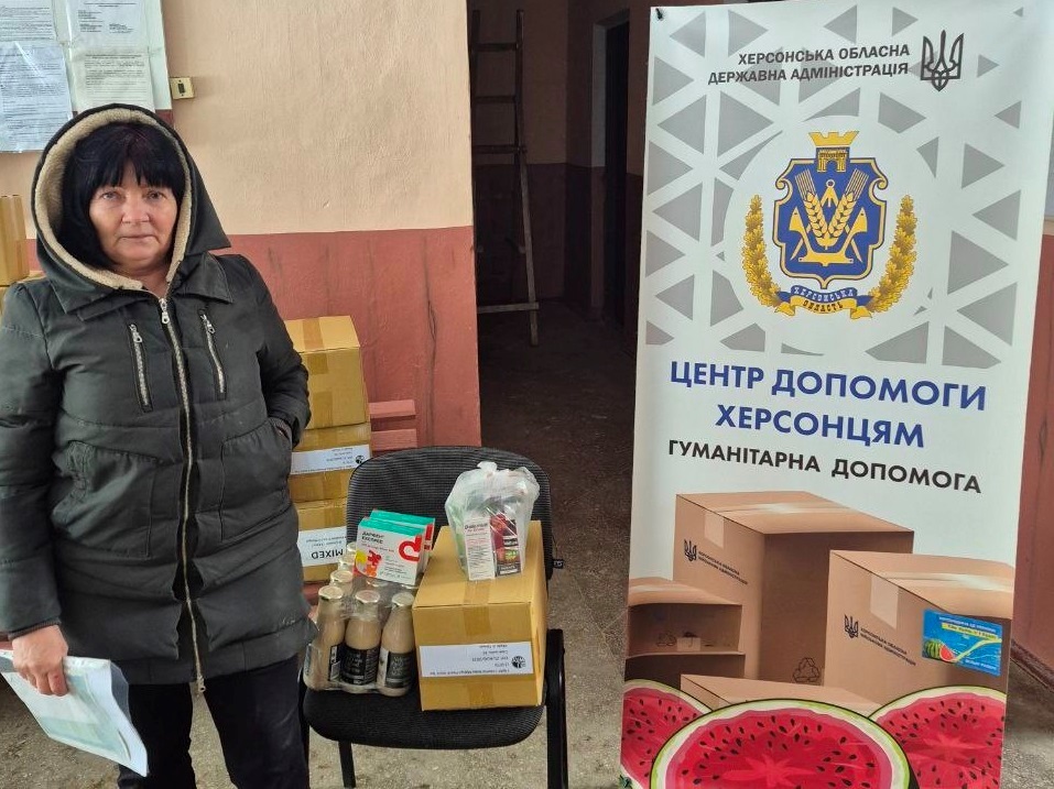 Видача гуманітарної допомоги ВПО з Херсонської області. Фото: Telegram Херсонська ОДА