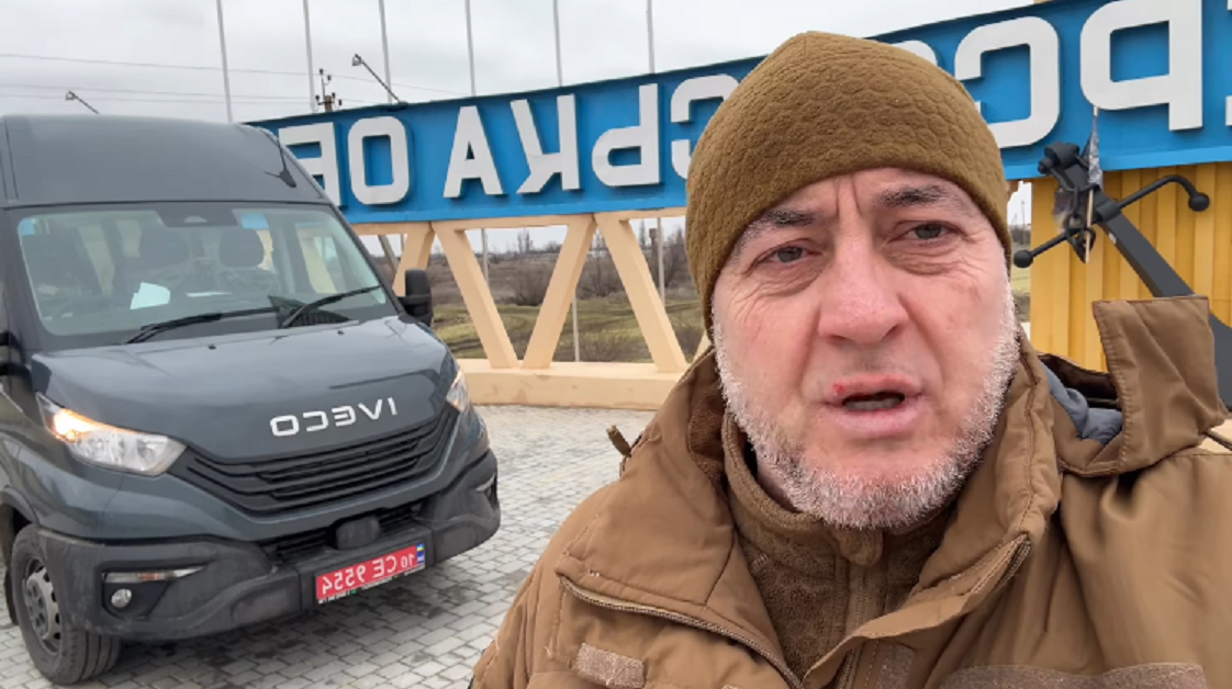 Анатолій Дідур, начальник Дар’ївської сільської військової адміністрації звітує про придбання авто для громади. Скриншот відео