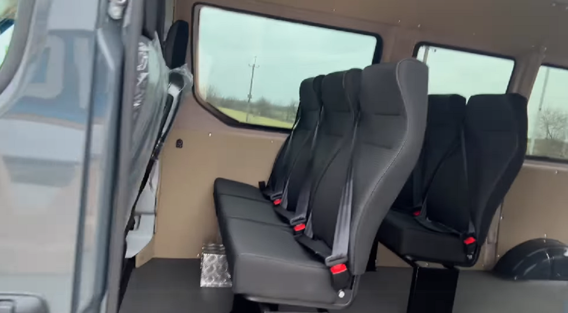 Мінівен адаптований для перевезення людей з інвалідністю. Скриншот відео