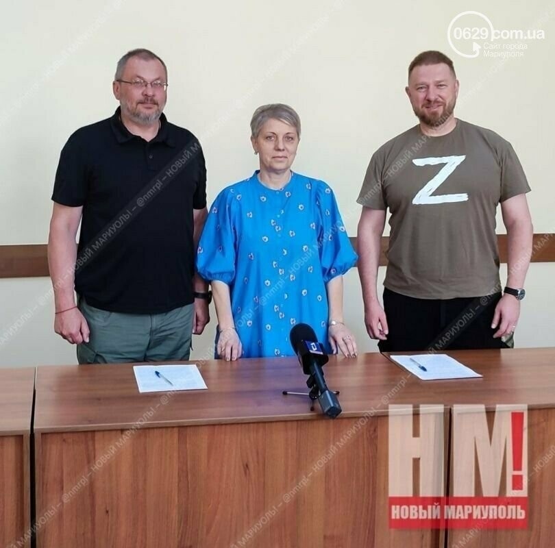 Малькевич — праворуч, Пеляніцин — ліворуч, а в центрі композиції — Лариса Сиволап, уродженка Маріуполя, до повномасштабного вторгнення працювала професоркою в МДУ на економічних кафедрах. Після окупації міста у 2022 році вона погодилася очолити псевдовиш під контролем росіян, з’явившись у пропагандистських ЗМІ як “ректорка”.