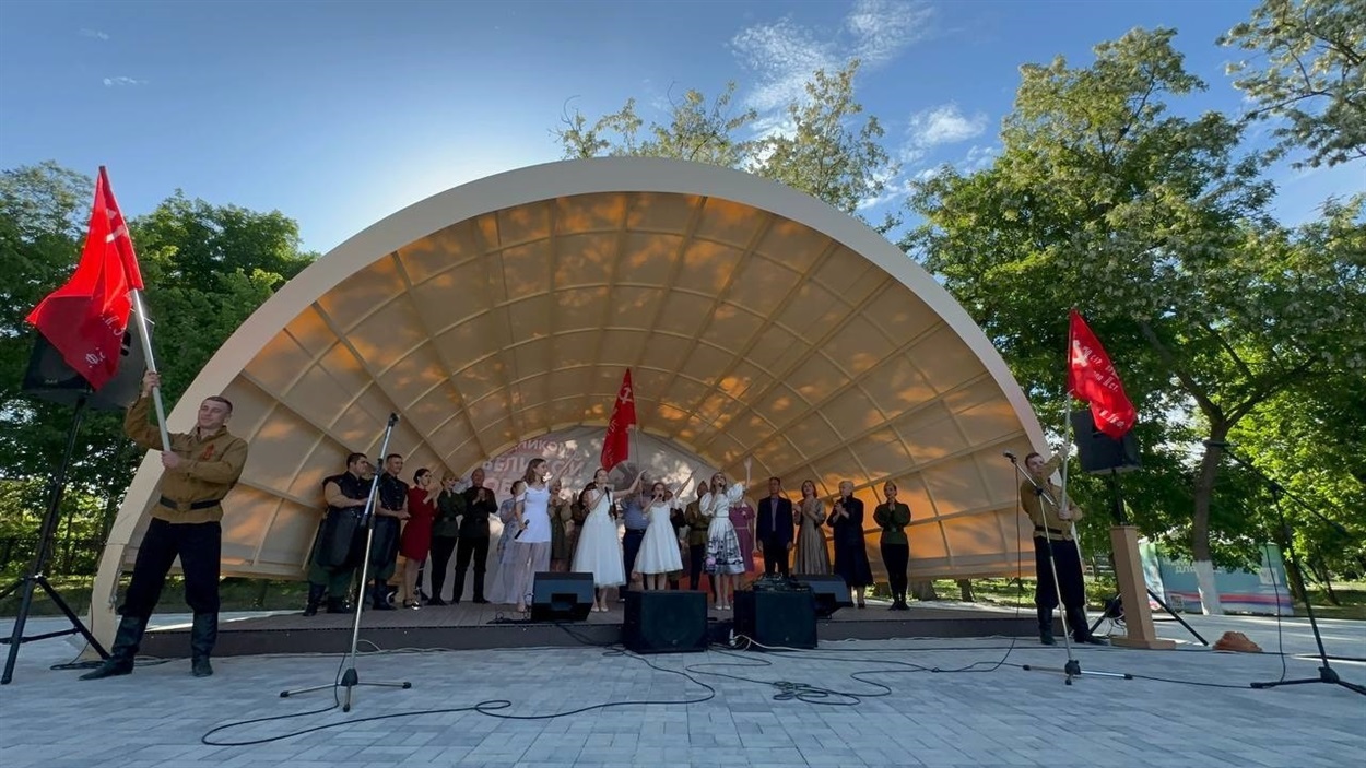 Репертуар так званого “Херсонського театру” формується відповідно до ідеологічних потреб окупаційної влади. Значна частина постановок має відверто пропагандистський характер. Генічеськ, 2024 рік. Фото з окупаційних соцмереж