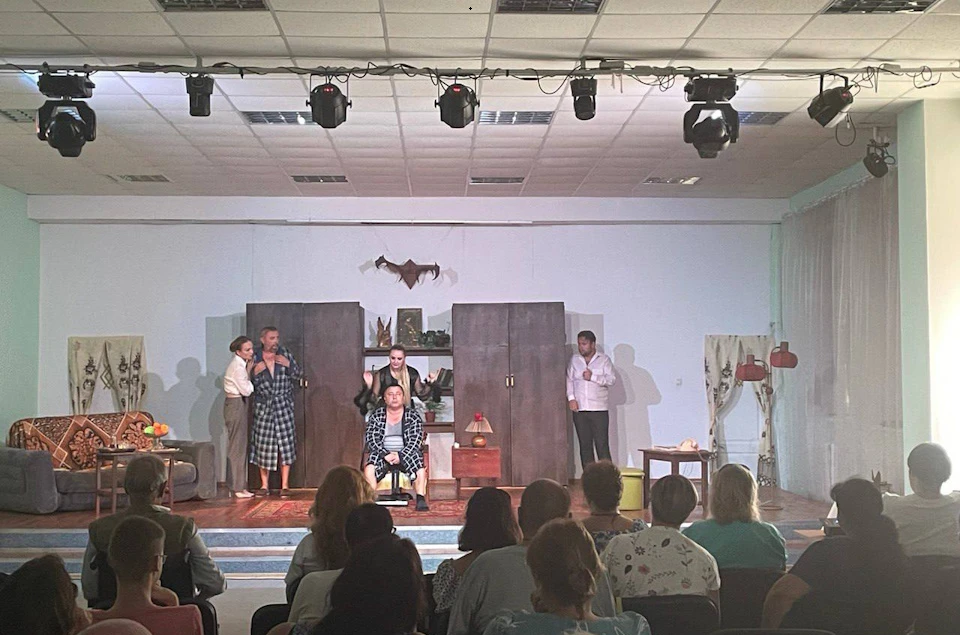 Вистава “Сусідам вхід через балкон”. 2025 рік. Фото з окупаційних соцмереж