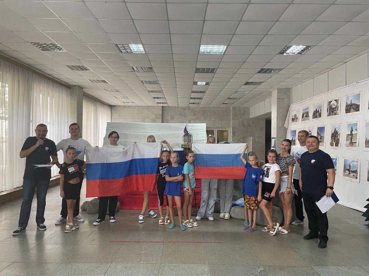 Агітаційний захід за участі артистів-колаборантів з так званого “Херсонського театру” у Скадовську. 2025 рік. Фото з окупаційних соцмереж