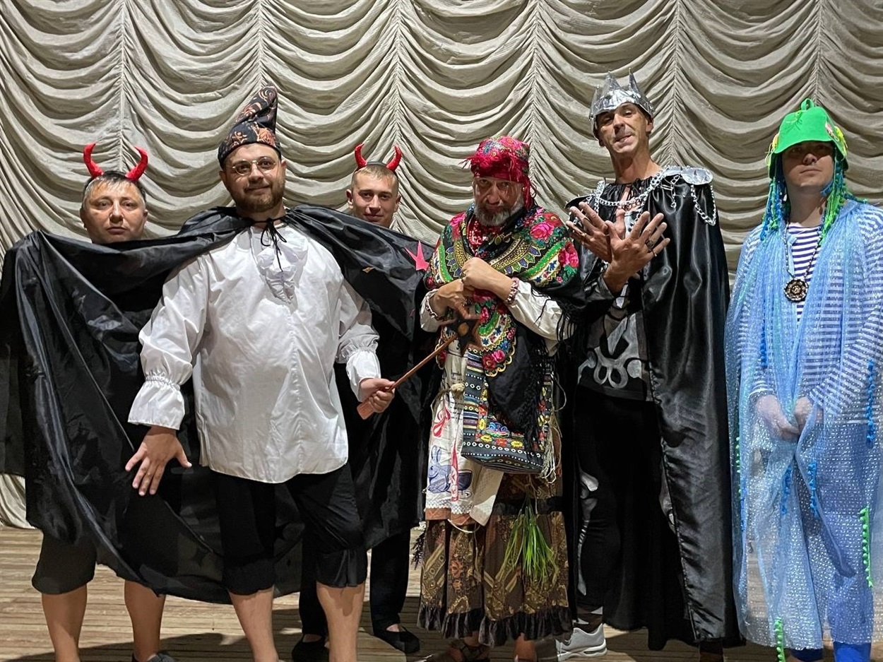 Євген Гамаюнов (перший ліворуч) у виставі “Добре діло”. 2023 рік. Фото з окупаційних соцмереж