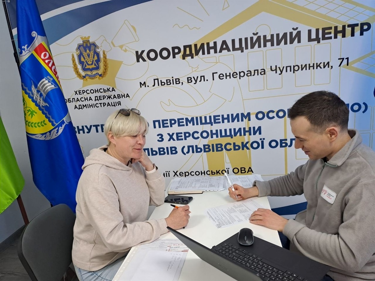 Надання юридичної допомоги в Центрі “Вільні разом” у Львові. Фото: Центр допомоги херсонцям “Вільні разом” у Львові