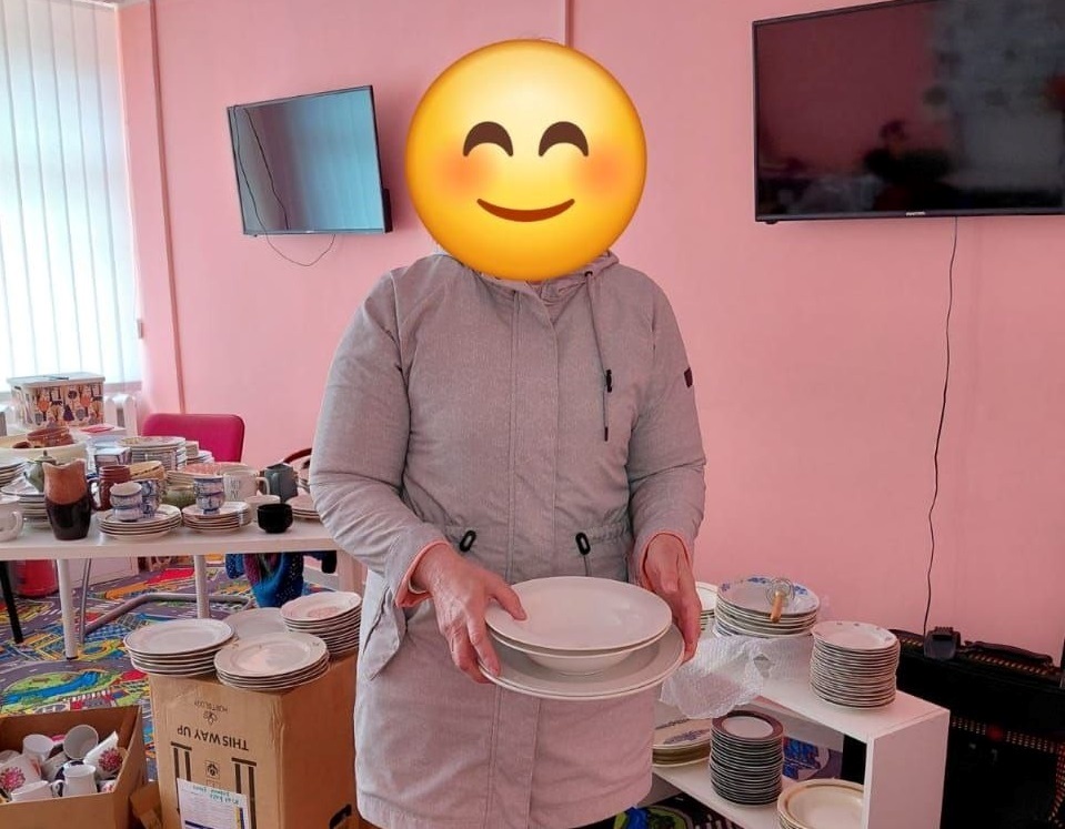 Надання гуманітарної допомоги в Центрі “Вільні разом” у Львові. Фото: Центр допомоги херсонцям “Вільні разом” у Львові