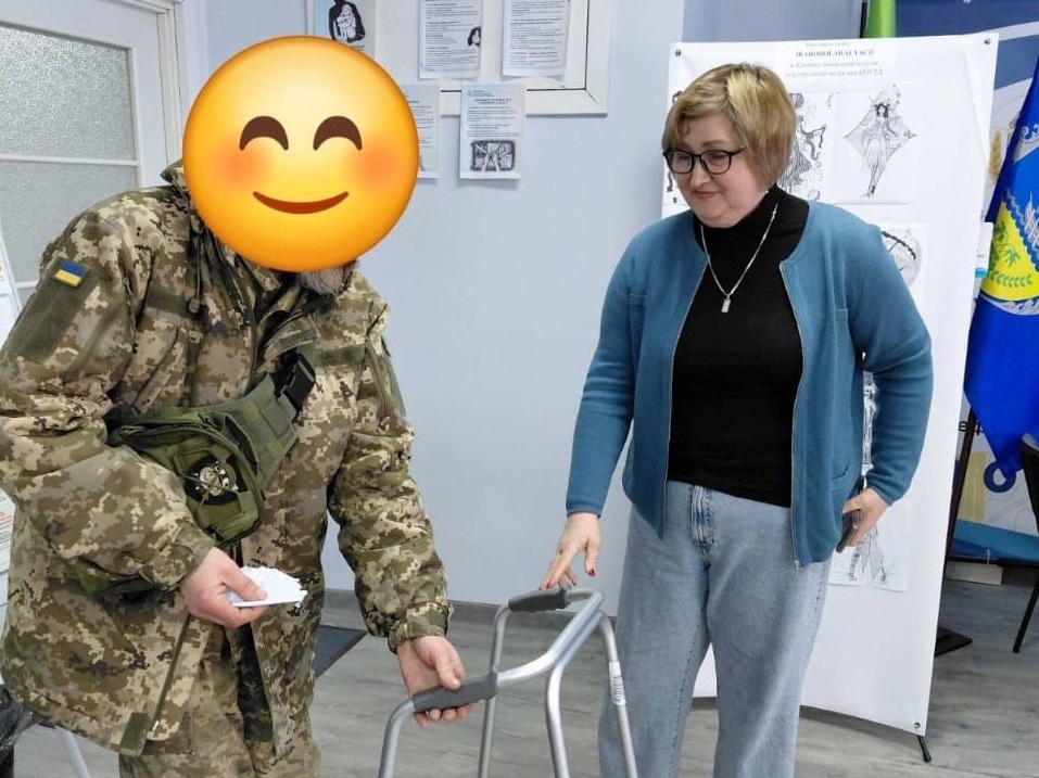 Надання гуманітарної допомоги в Центрі “Вільні разом” у Львові. Фото: Центр допомоги херсонцям “Вільні разом” у Львові