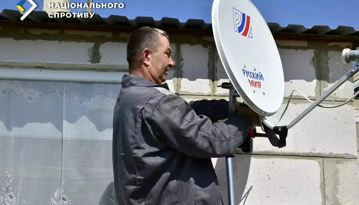 На ТОТ росіяни примусово демонтували українське супутникове обладнання і встановили обладнання «Русскій мір». Фото з окупаційних соцмереж