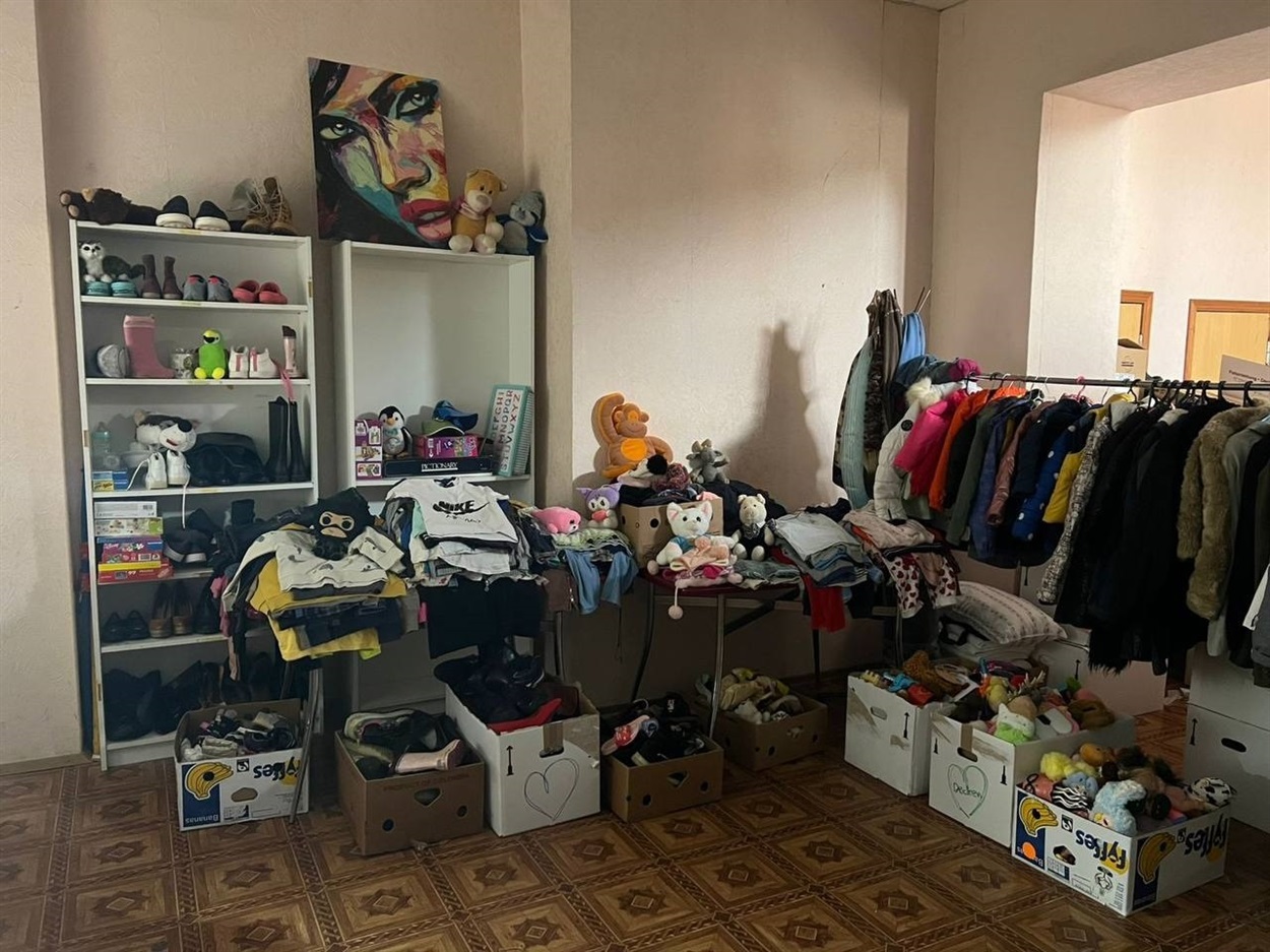 Безкоштовний одяг для ВПО. Фото: Центр допомоги херсонцям “Вільні разом” у м. Миколаєві
