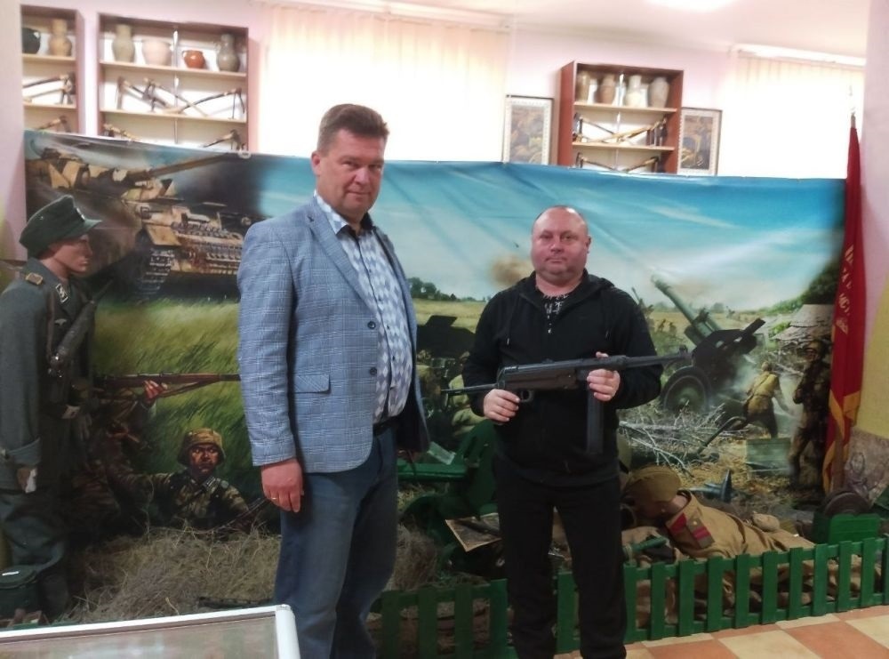 Сергій Кліщевський, колаборант, так званий отаман “станичного казачьего общества “Присивашское” (ліворуч). Фото з  окупаційних соцмереж