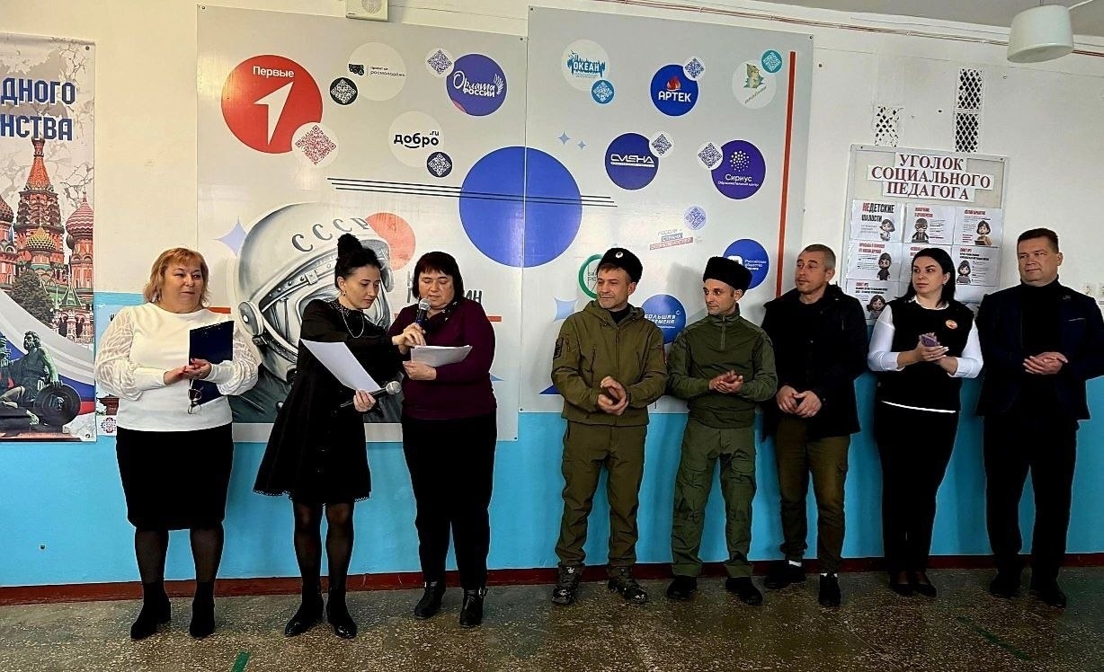 Представник так званого хуторського козацького товариства “Асканійське” на загальношкільній лінійці в Хлібодарівській школі Чаплинського району