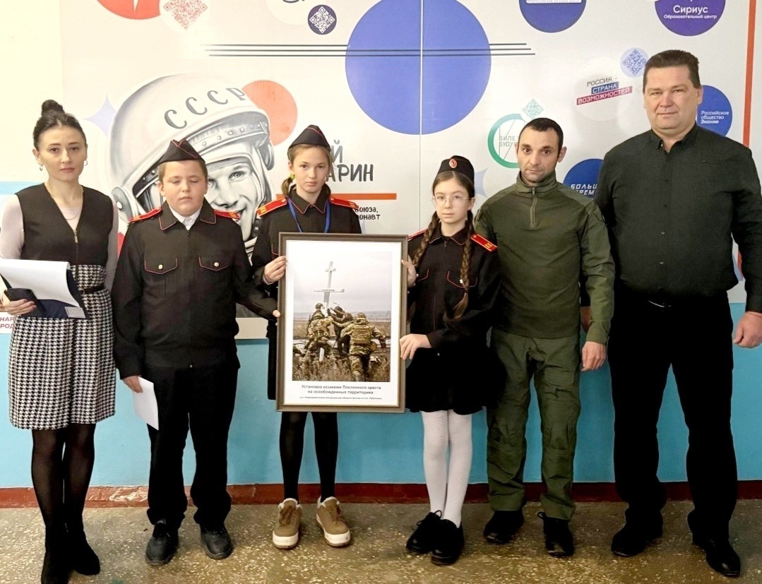 Так звані отаман хуторського козацького товариства “Асканійське” та отаман станичного товариства “Присиваське” і за сумісництвом військовий керівник Хлібодарівської школи Сергій Кліщевський передали учням Хлібодарівської школи картину “Встановлення козаками поклонного хреста на звільнених територіях”  