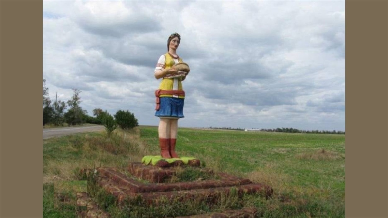 Скульптура “Маруся” біля села Каїри зустрічала подорожніх хлібом-сіллю. Фото із соцмереж