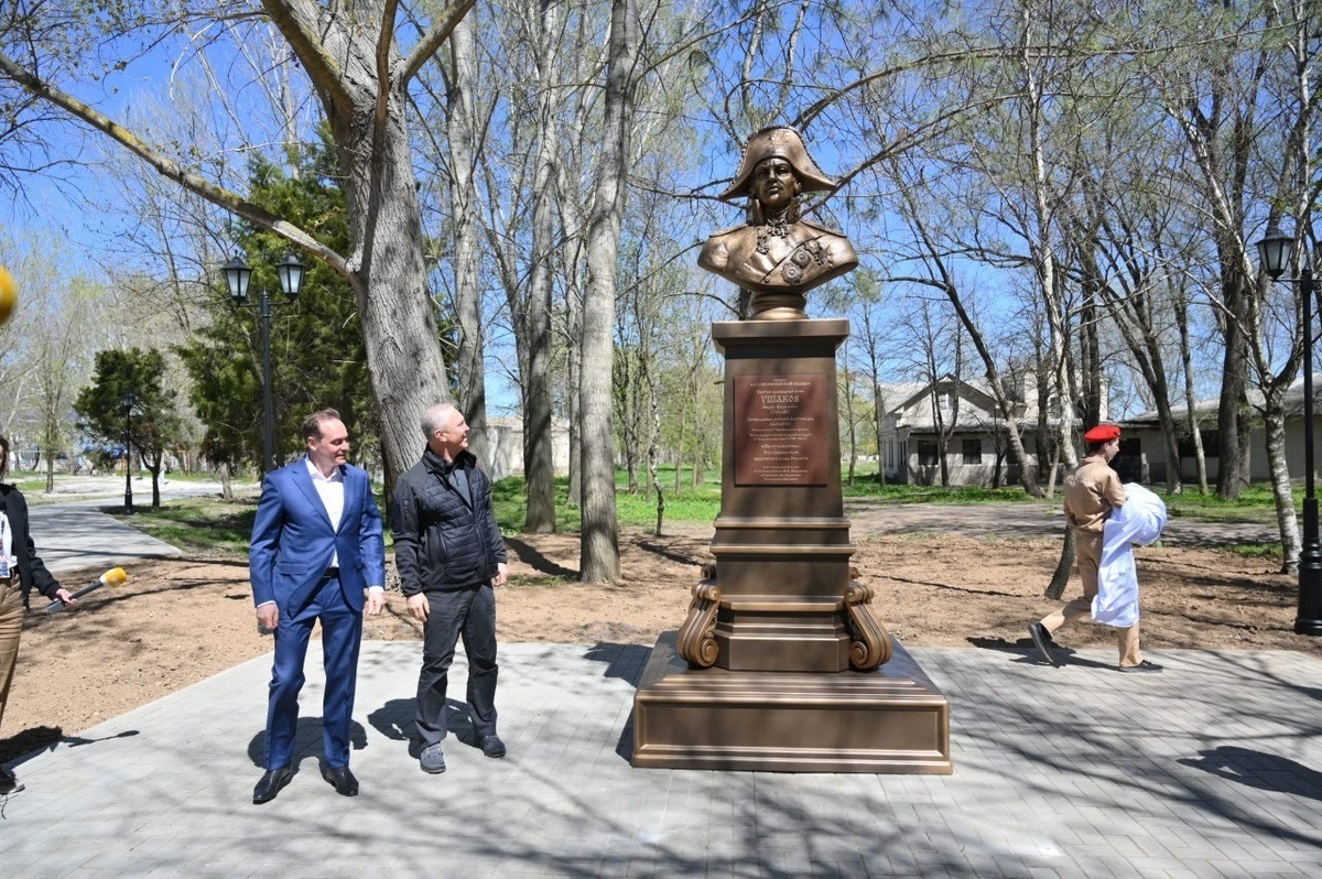 Пам’ятник Ушакову відкрили у 2025 році в Каланчаку. Фото окупаційних соцмереж