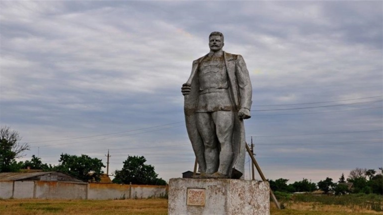 Пам’ятник комуністу Михайлу Фрунзе у с. Агаймани Іванівської громади.   Фото окупаційних соцмереж