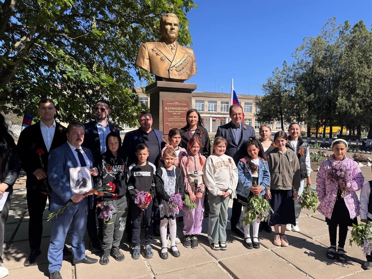 Пам’ятника Родіону Малиновському у селі Вільне Нижньосірогозького району.  Фото окупаційних соцмереж