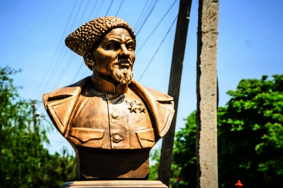 Погруддя партизанського ватажка Сидора Ковпака в Генічеську. Фото окупаційних соцмереж