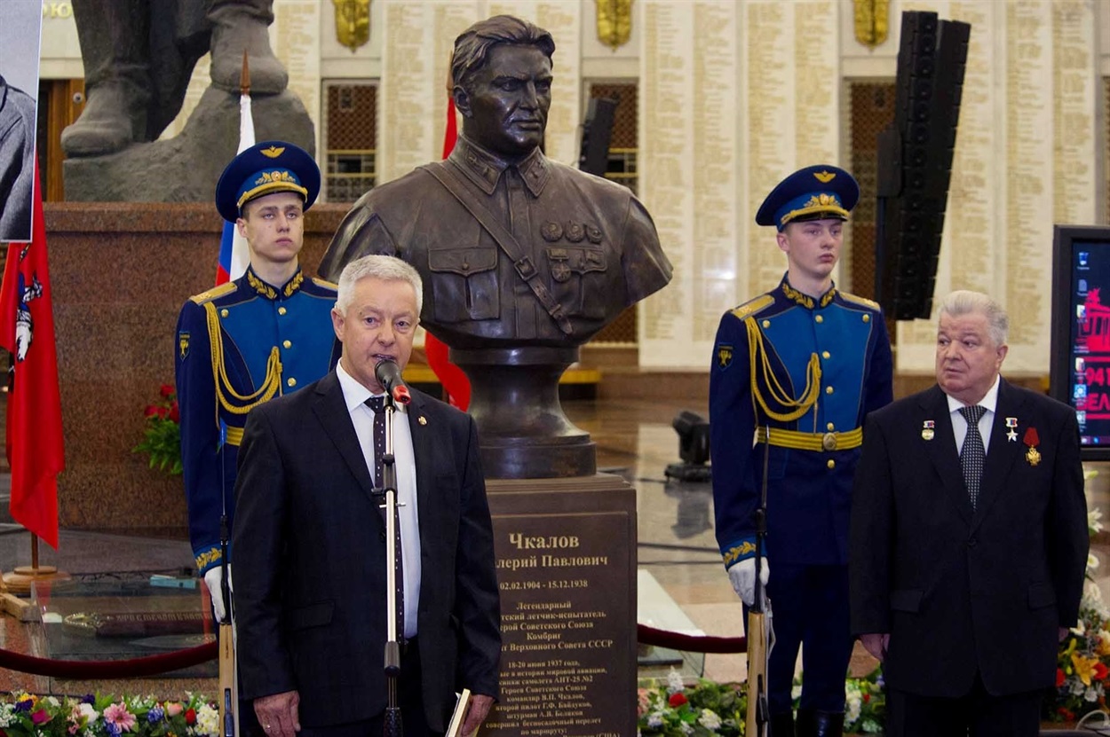 Михайло Сердюков (ліворуч) керівник проєкту “Алея Російської Слави”. Фото окупаційних соцмереж