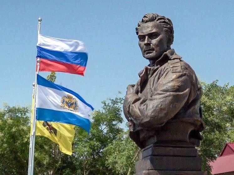 Пам’ятник радянському актору Євгену Матвєєву в селі Новоукраїнка. Фото окупаційних соцмереж