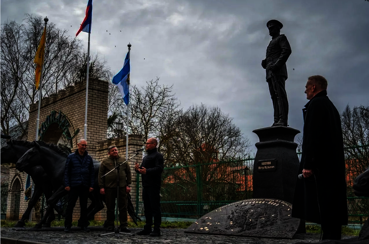Пам’ятник військовому географу Петру Козлову у Асканії-Новій. Фото окупаційних соцмереж