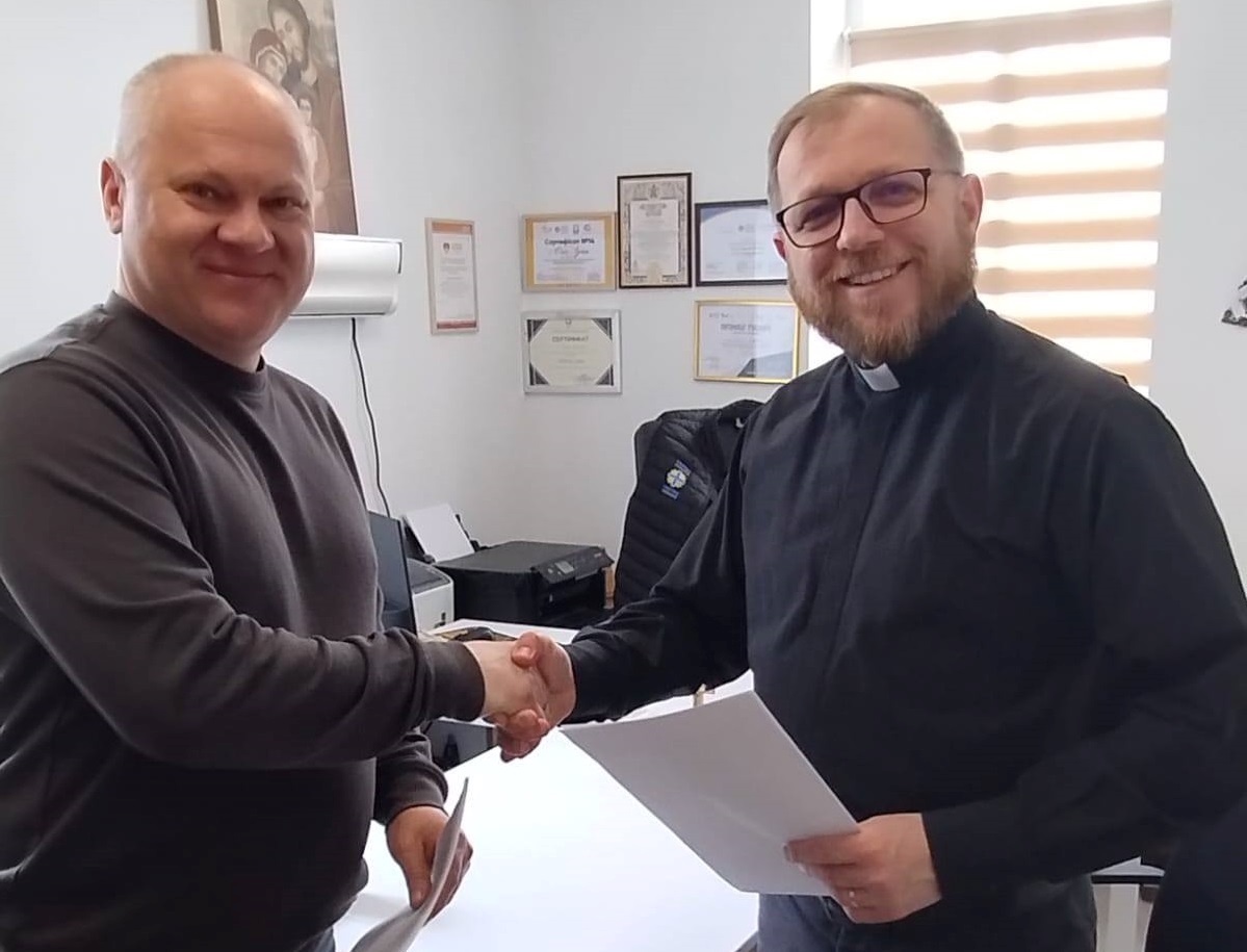 Підписання Меморандуму між Горностаївською ОТГ та БФ “Карітас-Житомир”. Фото: Центр допомоги херсонцям “Вільні разом” у м. Житомир