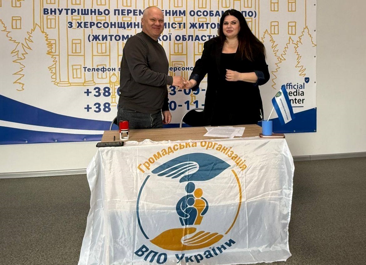 Підписання Меморандуму між Горностаївською ОТГ та ГО “Воля, Перемога, Об’єднання України”. Фото: Центр допомоги херсонцям «Вільні разом» у м. Житомир
