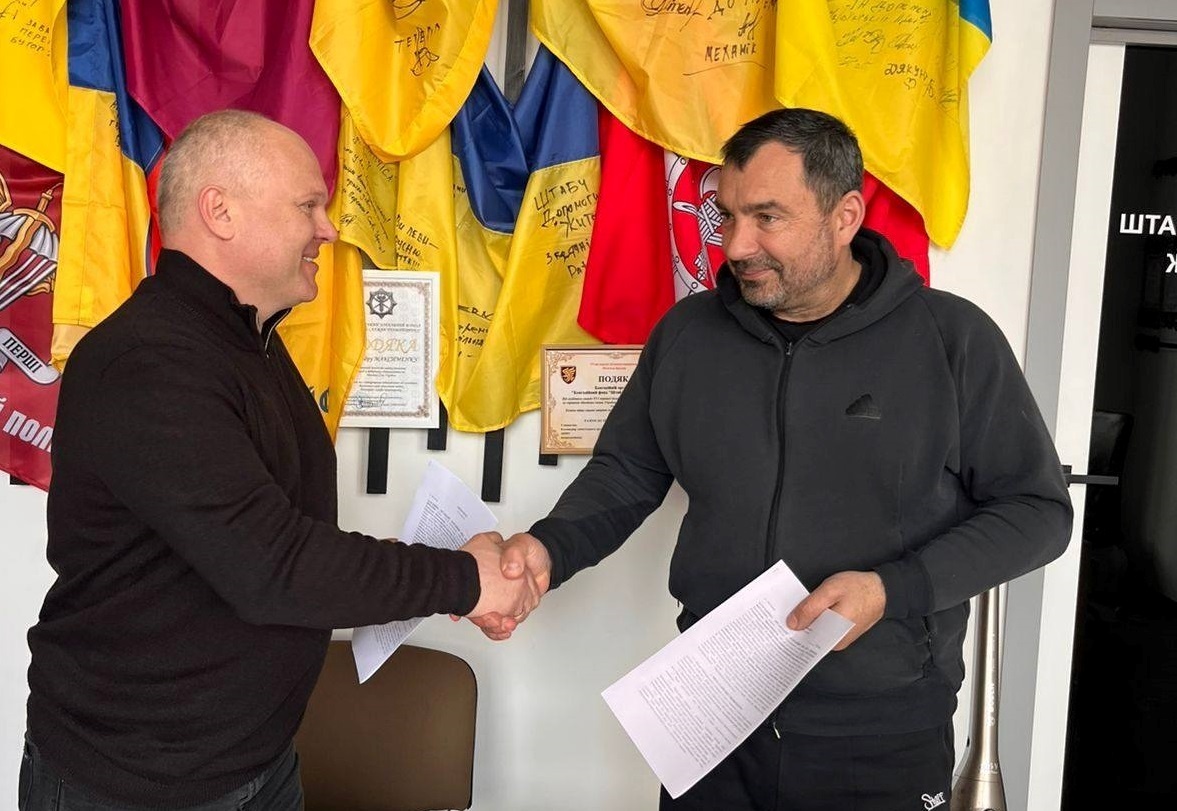 Підписання Меморандуму між Горностаївською ОТГ та ГО “Територія здоров’я, краси та успіху”. Фото: Центр допомоги херсонцям «Вільні разом» у м. Житомир