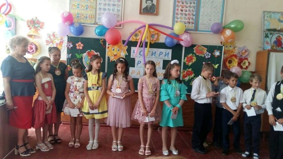 Колишні учні стали для вчительки, яка виїхала з окупації, джерелом підтримки і розради. Фото з особистого архіву Любові Іконнікової