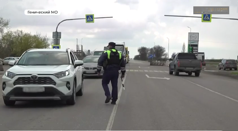 На ТОТ Херсонської області водіям погрожують штрафами за використання автомобільних номерних знаків без прапора РФ. Скриншот окупаційного медіа