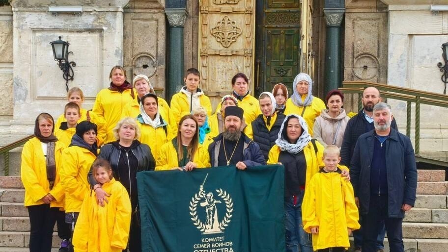 Сім'ї, так званих “бійців СВО” з Херсонської області у паломницькі поїздки, зокрема, до Криму. Фото з окупаційних соцмереж