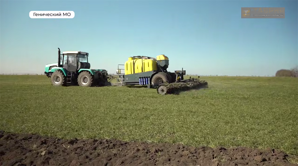 Фермерів на ТОТ Херсонщини зобов’язують обробляти поля пестицидами та гербіцидами, які можуть становити загрозу для здоров’я людей та довкілля. Скриншот окупаційного медіа
