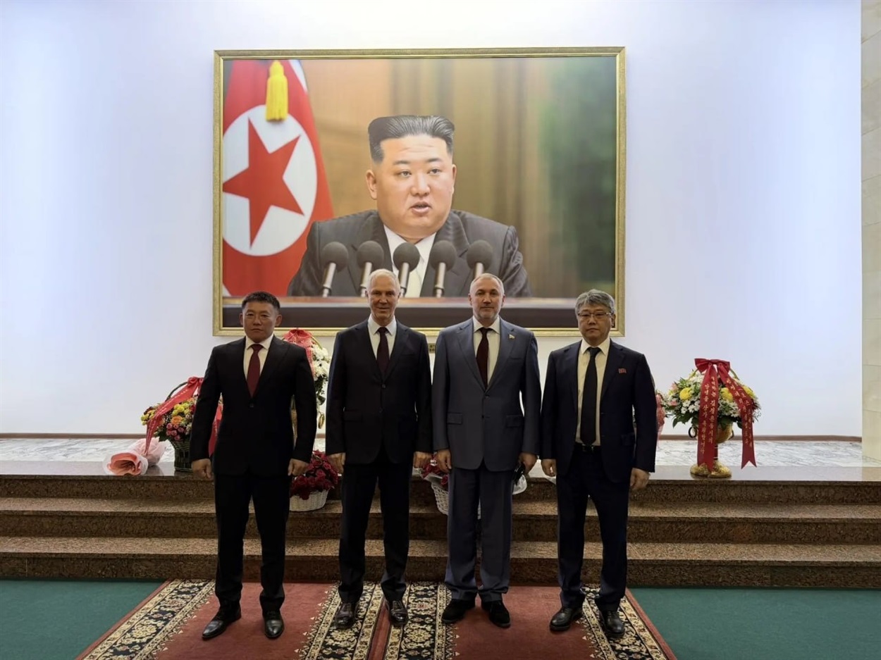 Володимир Сальдо поділився фотографіями зустрічі, яка відбулася в посольстві КНДР у Москві з послом Сін Хон Чхоль. Фото з окупаційного Telegram-каналу 