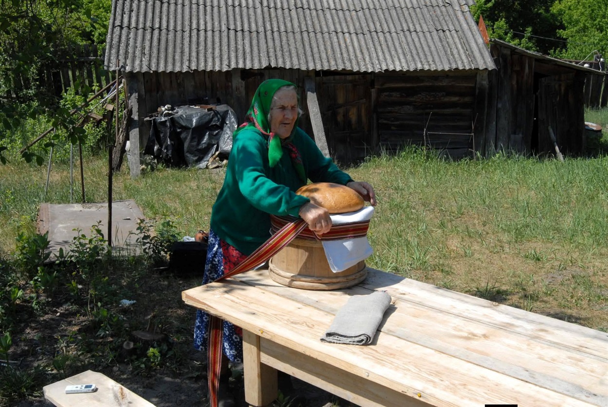 Самосели в Чорнобильській зоні відчуження — це люди (переважно похилого віку), які самовільно повернулися до своїх домівок після евакуації 1986 року або не покидали їх. Державне агентство України з управління зоною відчуження / Facebook