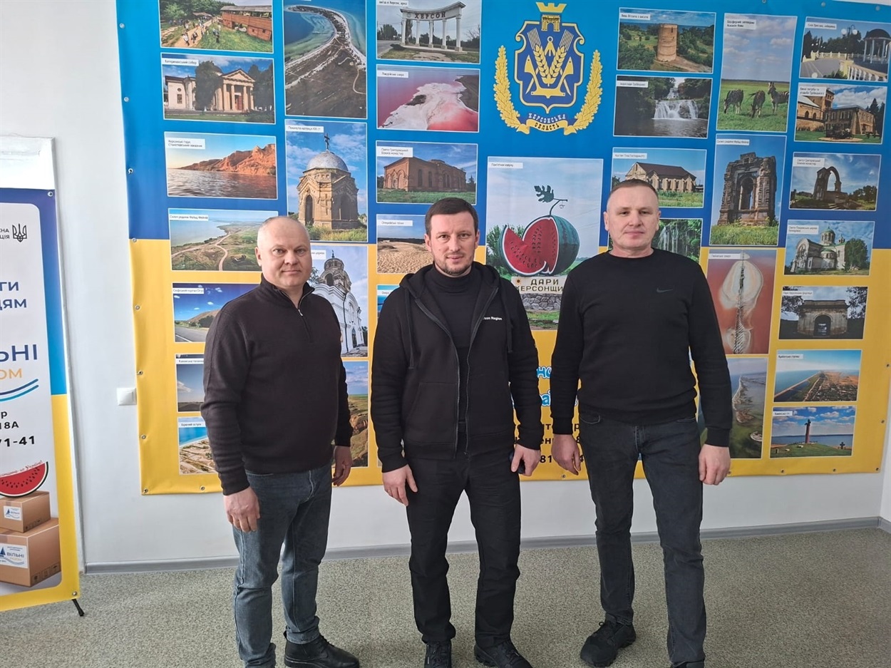 Відкриття Центру допомоги херсонцям “Вільні разом” у місті Житомир. Дмитро Ляхно, начальник Горностаївської СВА — на фото ліворуч, Олекандр Прокудін, начальних Херсонської ОВА — в центрі. Фото: Центру допомоги херсонцям “Вільні разом” у м. Житомир