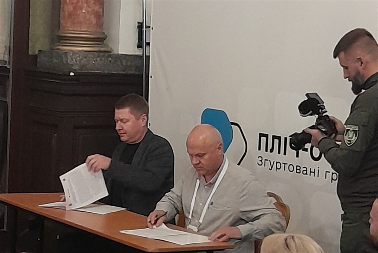 Підписання Мемрандуму між Горностаївською громадою Херсонської області та Авангардівською громадою Одеської області. Фото: Горностаївська СВА