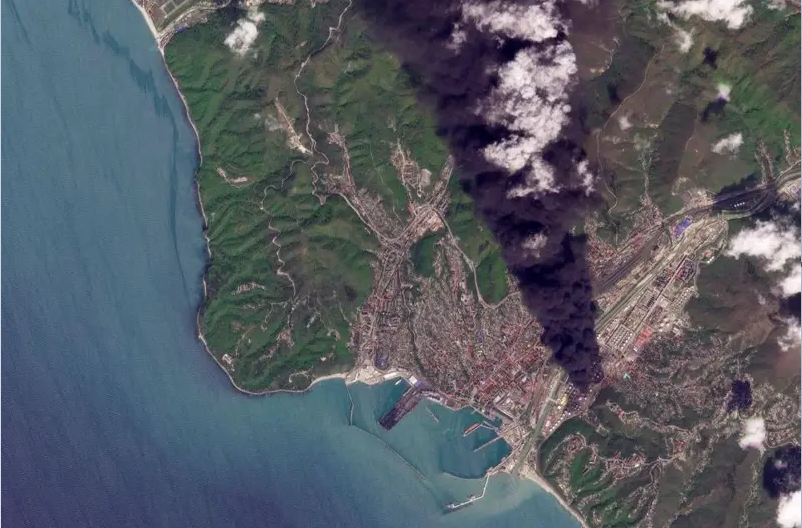 Пожежу в порту Туапсе було видно з космосу. 21 квітня 2026 року / Planet Labs PBC Handout via REUTERS