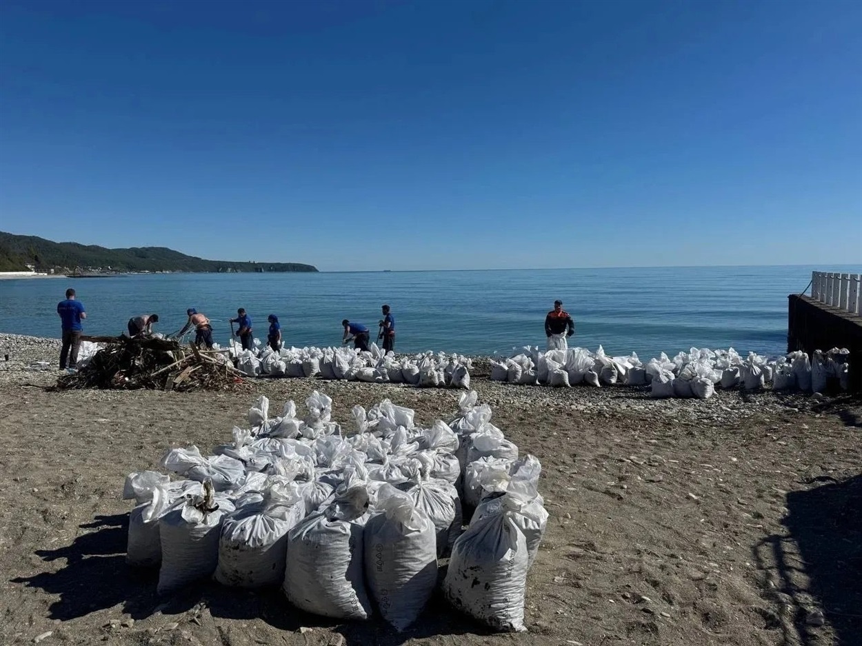 Волонтерам не вистачає рук і коштів для очищення пляжів від мазуту, а море продовжує виносити нові забруднення. 26 квітня 2026 року / Російські соцмережі
