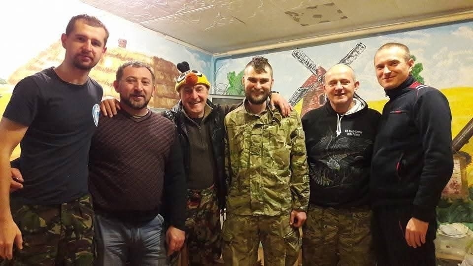 Микола Кишкань (на фото праворуч) під час волонтерської поїздки на фронт