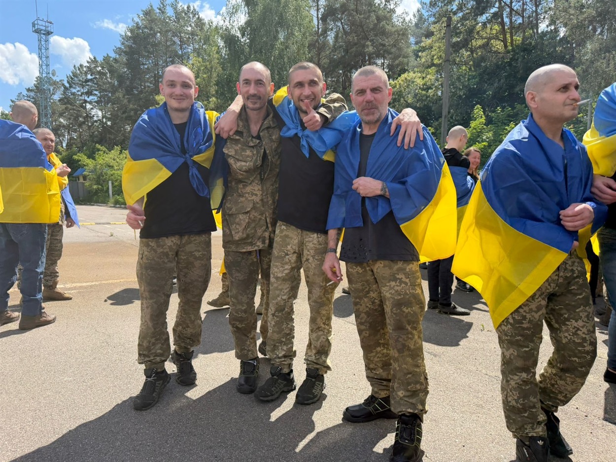  5 червня, Росія та Україна провели другий етап великого обміну військовополоненими у форматі “1000 на 1000”. Додому повернулись 186 українських бранців. Фото: Володимир Зеленський / Facebook