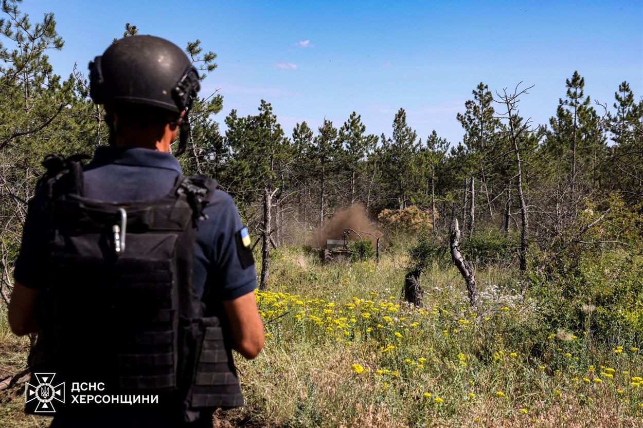 На Херсонщині під час розмінування лісових масивів фахівцям допомагає комплекс наземного роботизованого розмінування «ЗМІЙ». Фото: Головне управління ДСНС України у Херсонській області / Facebook