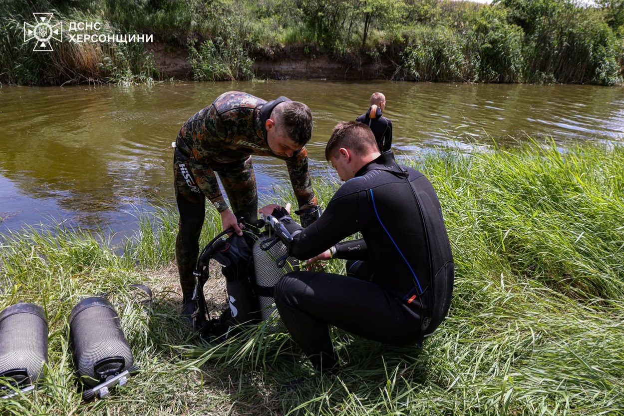 На Херсонщині триває розмінування акваторії річки Інгулець. Фото: Головне управління ДСНС України у Херсонській області / Facebook